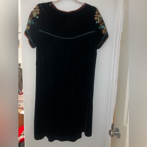 Elegant Black Embroidered Dress - Picture 2 of 7